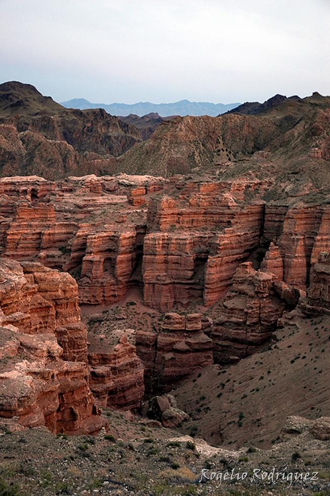 A seis horas de Almaty (Kazastan) de encuentra este impresionante cañon, por el que discurre el rio del mismo nombre que viene de las vecinas montañas de Thien shan.